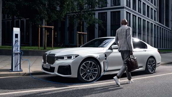 BMW 7-serie Sedan plug-in-hybrid G11 G12 set fra siden let drejet under opladning BMW 7-serie Sedan plug-in-hybrid G11 G12 set fra siden let drejet under opladning med model