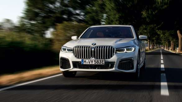 BMW 7-serie Sedan plug-in-hybrid G11 G12 set forfra kørende BMW 7-serie Sedan plug-in-hybrid G11 G12 set forfra kørende på en vej