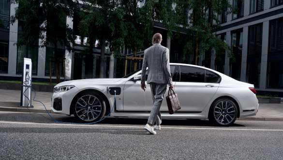 BMW 7-serie Sedan plug-in-hybrid G11 G12 set fra siden under opladning BMW 7-serie Sedan plug-in-hybrid G11 G12 set fra siden under opladning med model