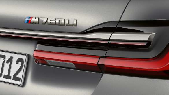 BMW 7-serie Sedan M760Li-mærke BMW 7-serie Sedan: Nærbillede af M760Li-mærket på hækken