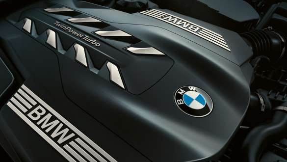 8-cylindret BMW TwinPower Turbo-benzinmotor. BMW 7-serie Sedan: Nærbillede af 8-cylindret BMW TwinPower Turbo-benzinmotor