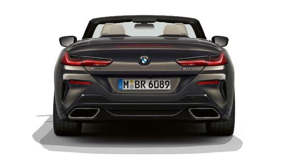 BMW M850i xDrive Dravit Grey Metallic, set bagfra, sportsudstødning. BMW M850i xDrive Dravit Grey Metallic, set bagfra, sportsudstødning.