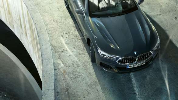 BMW M850i xDrive Dravit Grey Metallic, kørende, front set fra fugleperspektiv, integral aktiv styring. BMW M850i xDrive Dravit Grey Metallic, kørende, front set fra fugleperspektiv, integral aktiv styring.