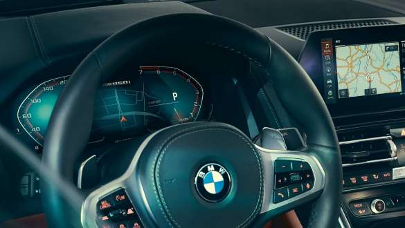 Instrumentdisplay. BMW 8-serie Coupé, cockpit, rat med multifunktionsdisplay.