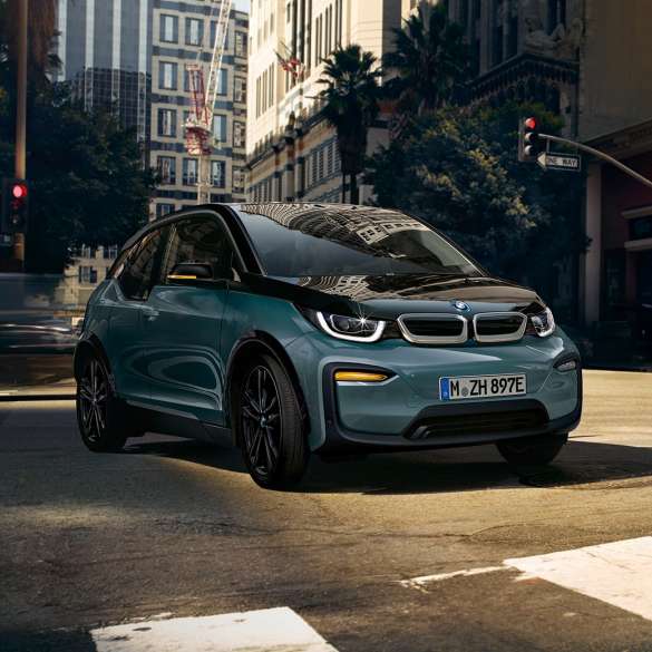 BMW i3 2018 set forfra let drejet kørende BMW i3 I01 2018 Jucaro Beige med detaljer i Frozen Grey metallic set forfra let drejet kørende i urbane omgivelser