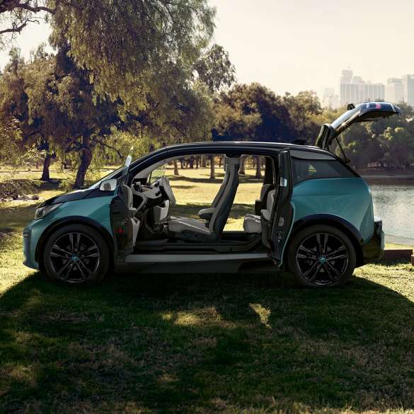 BMW i3 2018 set fra siden med åbne døre BMW i3 I01 2018 Jucaro Beige med detaljer i Frozen Grey metallic set fra siden med åbne døre