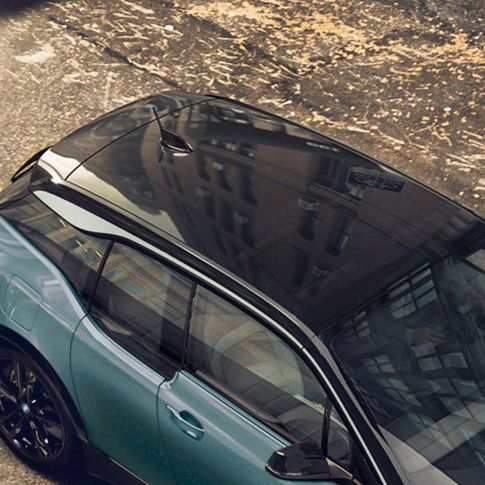 BMW i3 2018 kulfibertag BMW i3 I01 2018 Jucaro Beige med detaljer i Frozen Grey metallic fugleperspektiv kulfibertag