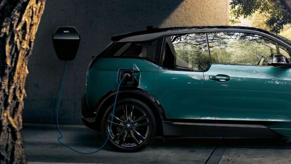 BMW i3 2018 ved BMW Wallbox BMW i3 I01 2018 Jucaro Beige med detaljer i Frozen Grey metallic ladende ved en BMW Wallbox