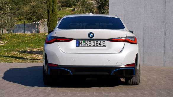 BMW i4 eDrive40 G26 2021 set bagfra parkeret BMW i4 eDrive40 G26 2021 mineralhvid set bagfra parkeret
