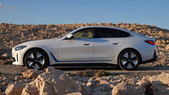 BMW i4 eDrive40 G26 2021 set fra siden i terrænet BMW i4 eDrive40 G26 2021 mineralhvid set fra siden i terrænet