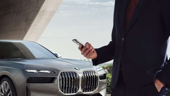BMW i7 Sedan G70 Digital Key Plus BMW i7 Sedan G70 Digital Key Plus smartphone foran dørgreb