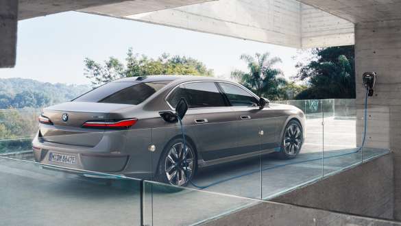 BMW i7 Sedan G70 3/4 hækvisning opladning hjemme BMW i7 Sedan G70 BMW Individual Oxid grey metallic 3/4 hækvisning opladning hjemme med wallbox