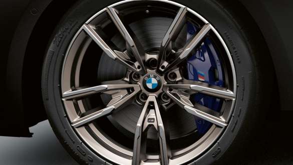 M sportsbremser i mørkeblå metallic BMW M240i xDrive Coupé G42 2021 BMW M240i xDrive Coupé G42 2021 M sportsbremser i mørkeblå metallic nærbillede