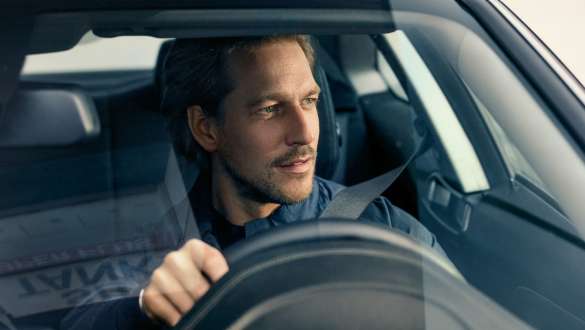 BMW Service Inclusive BMW Service Inclusive mand bag rattet i en BMW