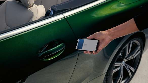 Digital Key BMW M440i xDrive Cabriolet G23 2020 Digital Key BMW M440i xDrive Cabriolet G23 2020 bildør med smartphone