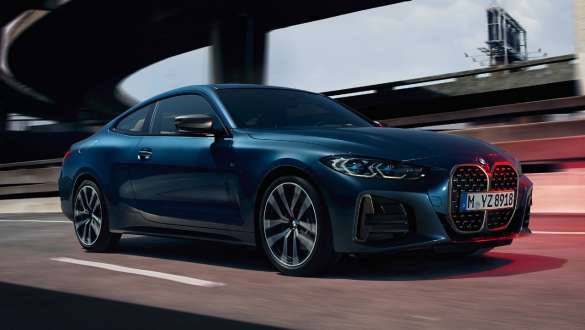 BMW M440i xDrive Coupé G22 2020 set fra siden let drejet BMW M440i xDrive Coupé Arctic Race Blue metallic G22 2020 set fra siden let drejet