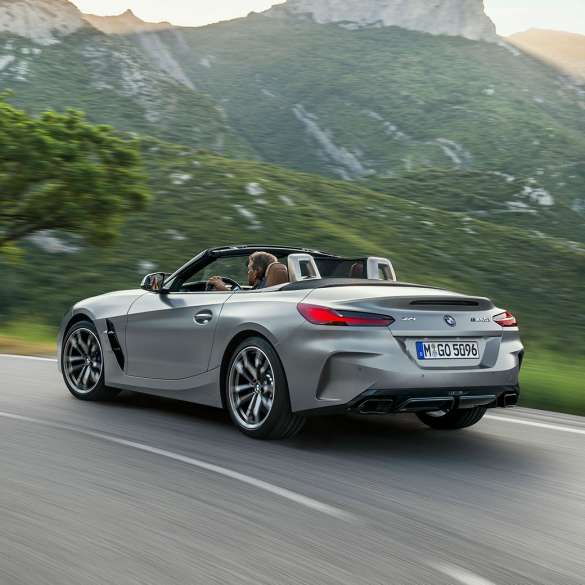 Køredynamik BMW Z4 M40i G29 BMW Z4 Roadster M40i G29 2019 BMW Individual Frozen Grey Metallic set bagfra let drejet kørende