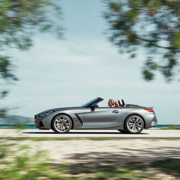 Eksteriør BMW Z4 M40i G29 BMW Z4 Roadster M40i G29 2019 Cabriolet BMW Individual Frozen Grey Metallic set fra siden