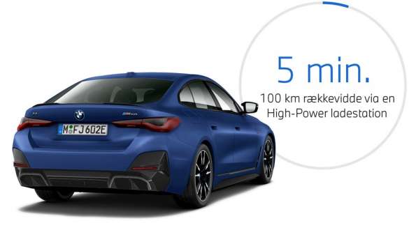 Visning bagfra let drejet BMW i4 M50 eDrive40 G26 2021 BMW i4 M50 eDrive40 G26 2021 BMW Individual Frozen Portimao Blue metallic set bagfra let drejet med grafik vedr. ladetiden