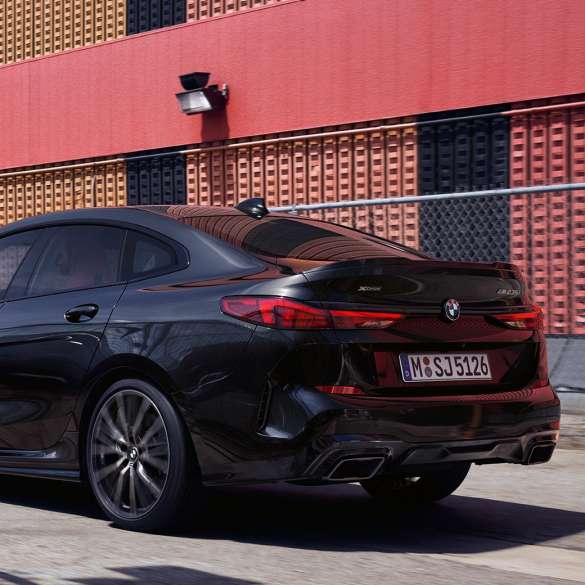 BMW M235i xDrive Gran Coupé set bagfra let drejet BMW M235i xDrive Gran Coupé 2020 Black Sapphire metallic F44 eksteriør set bagfra let drejet