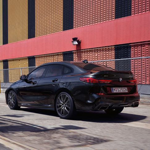 Coupélinje BMW M235i xDrive Gran Coupé Coupélinje BMW M235i xDrive Gran Coupé 2020 Black Sapphire metallic F44 set fra siden let drejet
