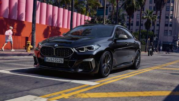 BMW M235i xDrive Gran Coupé med Performance Control BMW M235i xDrive Gran Coupé med Performance Control Black Sapphire metallic F44 set forfra let drejet