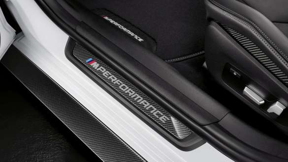 M Performance indstigningsliste kulfiber BMW M3 Sedan G80 2020 BMW M3 Sedan G80 2020 M Performance indstigningsliste i kulfiber nærbillede