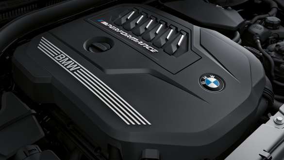 BMW M TwinPower Turbo-benzinmotor BMW M440i xDrive Cabriolet G23 2020 6-cylindret BMW M TwinPower Turbo-benzinrækkemotor BMW M440i xDrive Cabriolet G23 2020 nærbillede af motorafskærmning