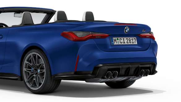 Hækdesign BMW M4 Competition Cabriolet med M xDrive G83 2021 BMW M4 Cabriolet Competition med M xDrive G83 2021 BMW Individual Frozen Portimao blå-metallic hækdesign set bagfra let drejet