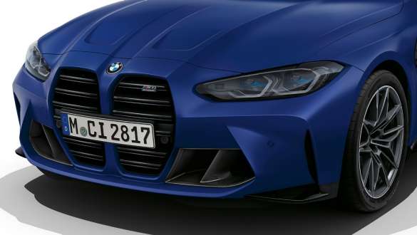 Frondesign BMW M4 Competition Cabriolet med M xDrive G83 2021 BMW M4 Competition Cabriolet med M xDrive G83 2021 BMW Individual Frozen Portimao blå-metallic frontdesign set forfra let drejet