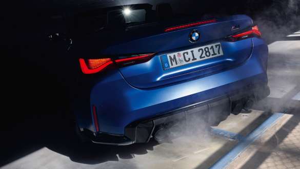 BMW M4 Competition Cabriolet med M xDrive G83 2021 nærbillede hæk BMW M4 Competition Cabriolet med M xDrive G83 2021 BMW Individual Frozen Portimao blå nærbillede hæk
