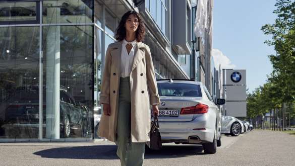 En kvinde foran et BMW bilhus BMW Service Inclusive En kvinde foran et BMW bilhus