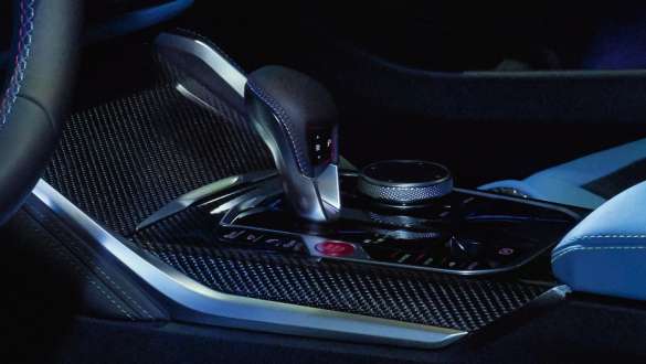 8-trins M Steptronic gearkasse BMW M4 Competition Coupé G82 2020 BMW M4 Competition Coupé G82 2020 8-trins M Steptronic gearkasse nærbillede af midterkonsol kabine