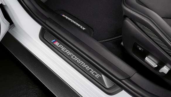 M Performance indstigningsliste kulfiber BMW M4 Coupé G82 2020 BMW M4 Coupé G82 2020 M Performance indstigningsliste i kulfiber nærbillede