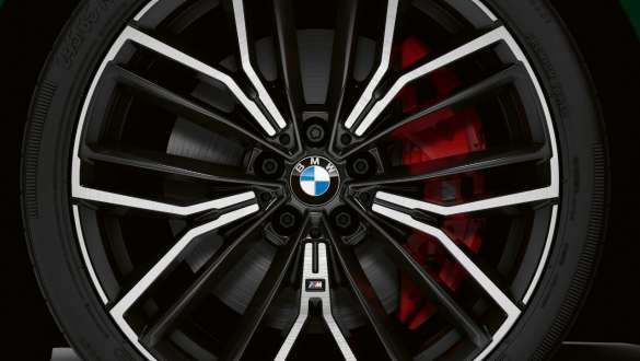 BMW M550i xDrive med M sportsbremser G30 2020 BMW M550i xDrive Sedan med M sportsbremser G30 LCI Facelift 2020 nærbillede af hjul