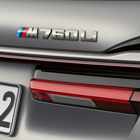 BMW M760Li xDrive Sedan, nærbillede af BMW M760Li-mærke BMW M760Li xDrive Sedan, nærbillede af BMW M760Li-mærke bagpå