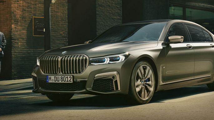 BMW M760Li xDrive Sedan i urbant miljø BMW M760Li xDrive Sedan set forfra lidt fra siden kører på gade i urbant miljø