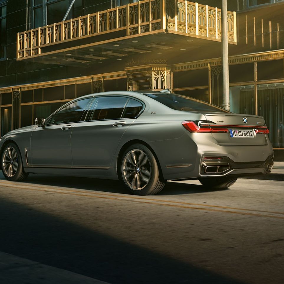 BMW M760Li xDrive Sedan med V12-motor BMW M760Li xDrive Sedan set fra siden foran skyskrabere i urbant miljø