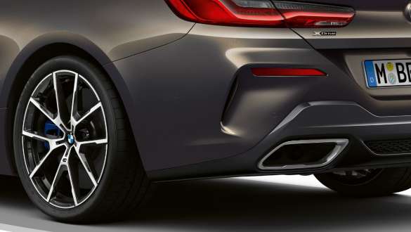 M-sportsdifferentiale. BMW M850i xDrive Cabriolet med M sportsdifferentiale.