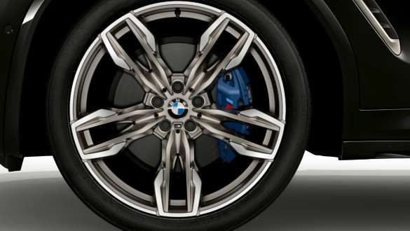 BMW X4 M40i og BMW X4 M40d, M sportsbremse. BMW X4 M40i i og BMW X4 M40d i safirsort metallic, eksteriør, letmetalfælge med M sportsbremse.