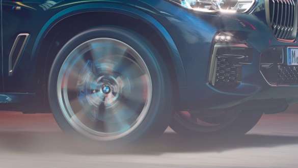 BMW X5 M50i og M50d med adaptiv M undervogn BMW X5 M50i og M50d med adaptiv M-undervogn Carbon Black Metallic F95 nærbillede hjul
