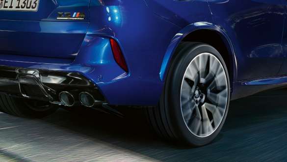 BMW X5 M Competition med M xDrive BMW X5 M Competition med M xDrive Marina Bay Blue Metallic F95 2020, nærbillede bagende