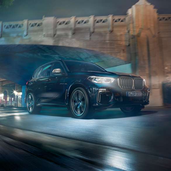 BMW X5 M50i med 8-cylindret M TwinPower Turbo-benzinmotor BMW X5 M50i med 8-cylindret M TwinPower Turbo-benzinmotor G05 Carbon Black Metallic set fra siden let drejet