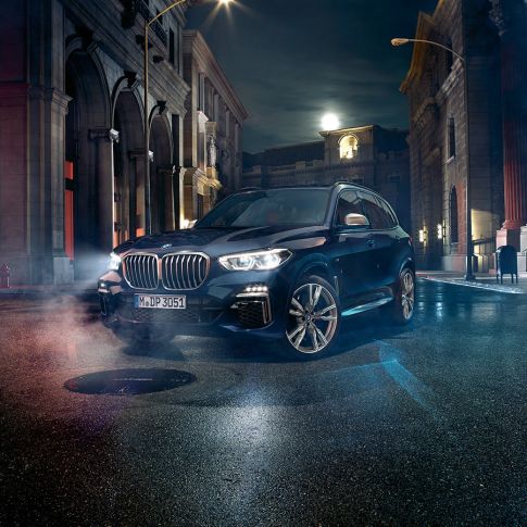 Forlygte BMW X5 M50i og M50d Forlygte med X-laserlys BMW X5 M50i og M50d G05 Carbon Black Metallic set forfra let drejet.