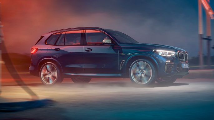 BMW X5 M50i og M50d set fra siden BMW X5 M50i og M50d G05 med M letmetalfælge Carbon Black Metallic set fra siden