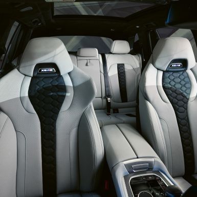M multifunktionssæder BMW X5 M Competition M multifunktionssæder med oplyst X5 M logo BMW X5 M Competition F95 interiør