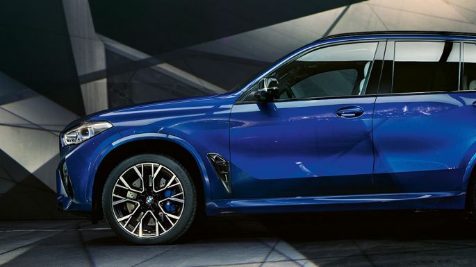 BMW X5 M Competition set fra siden BMW X5 M Competition med M letmetalfælge F95 Marina Bay Blue Metallic set fra siden