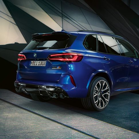 BMW X5 M Competition set bagfra let drejet BMW X5 M Competition med M sportsudstødning F95 Marina Bay Blue Metallic set bagfra let drejet