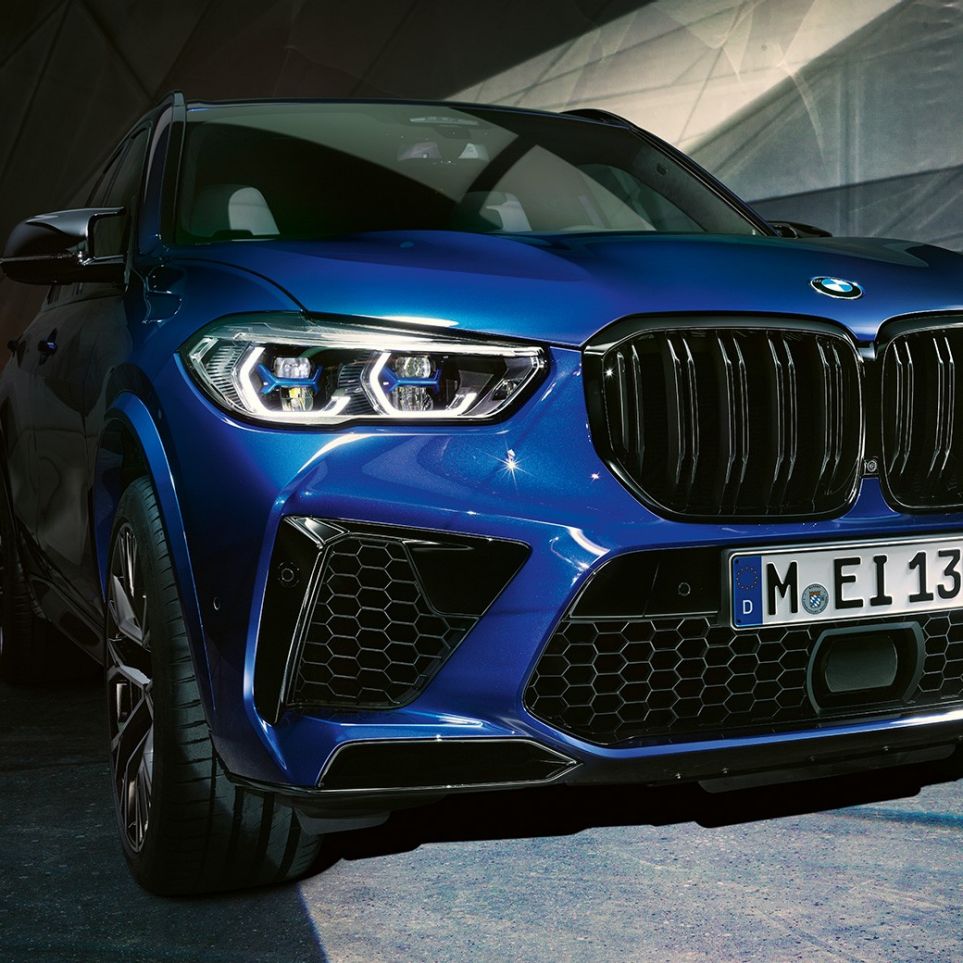 M dobbeltnyre BMW X5 M Competition M dobbeltnyre BMW X5 M Competition F95 Marina Bay Blue Metallic nærbillede af forende