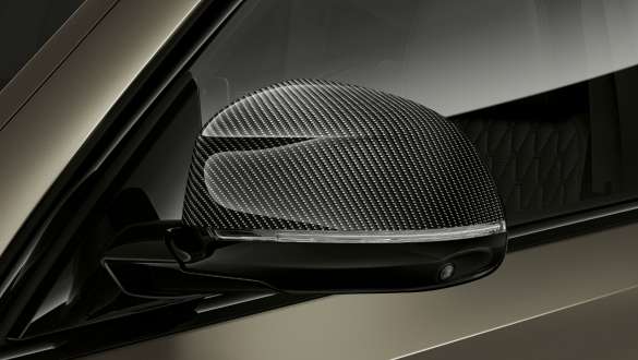 BMW X6 M50i M Carbon sidespejlhuse. BMW X6 M50i M50d G06 med nærbillede af M Carbon sidespejlshusene.